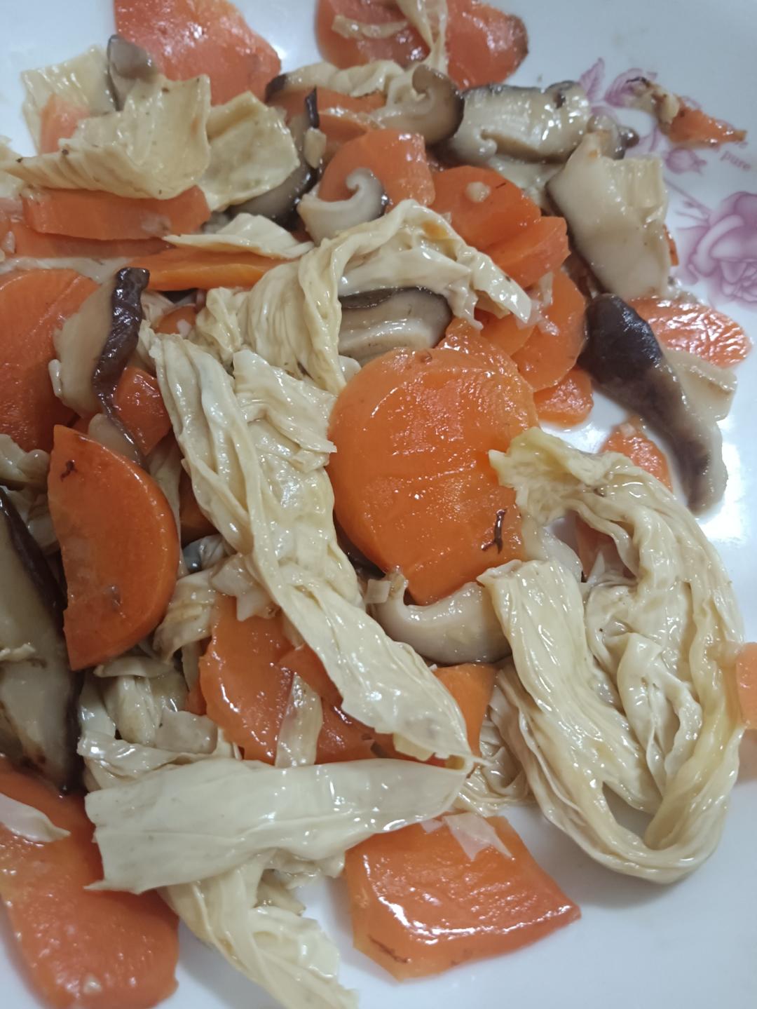 简单又好吃，米饭杀手！香菇胡萝卜炒腐竹