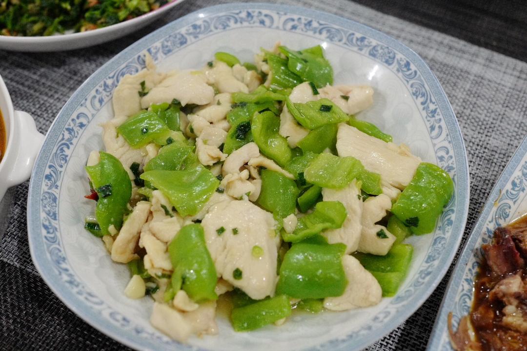 把鸡肉炒的嫩嫩的：青椒溜鸡片