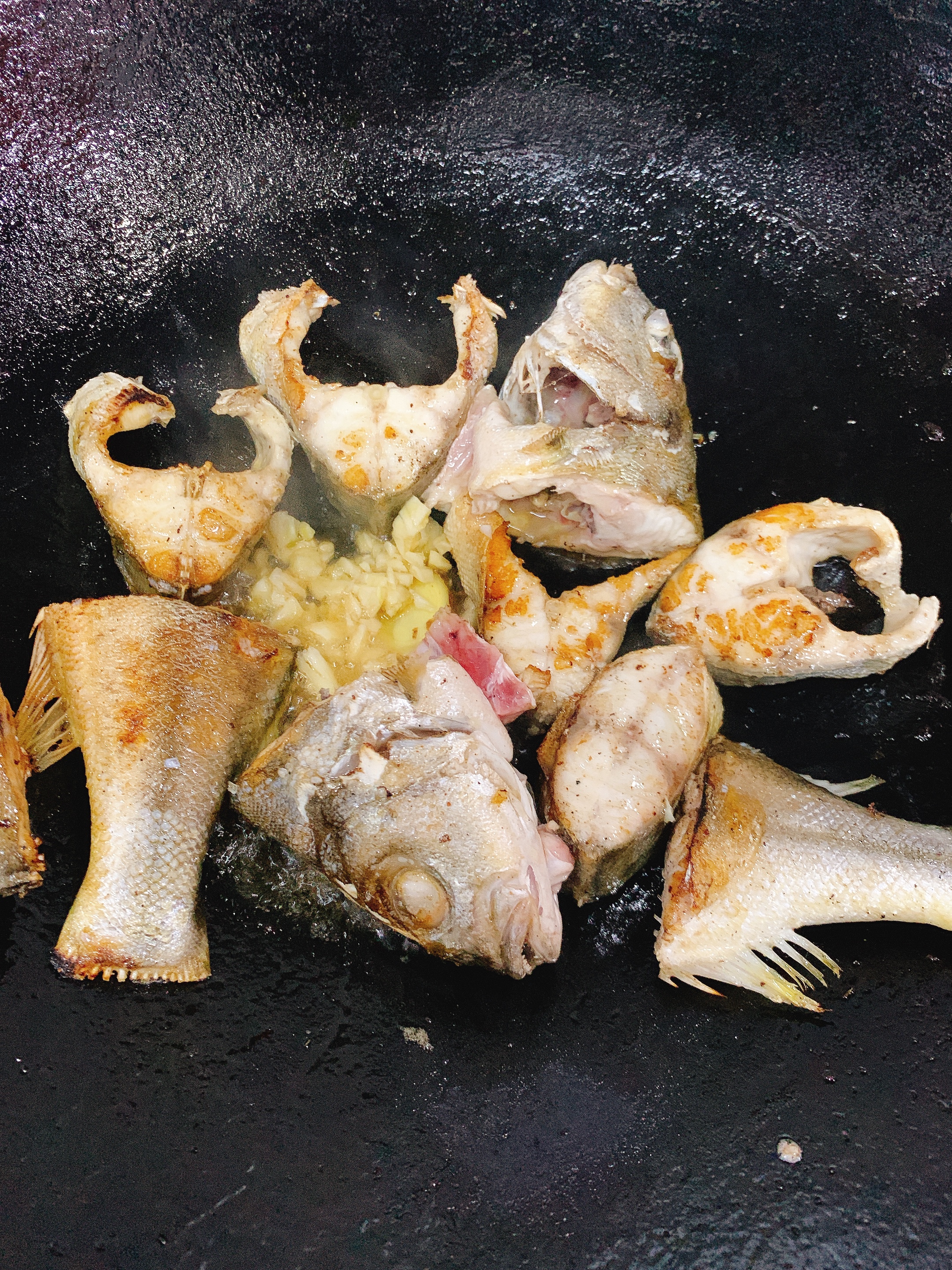 酸菜焖鱼的做法 步骤4