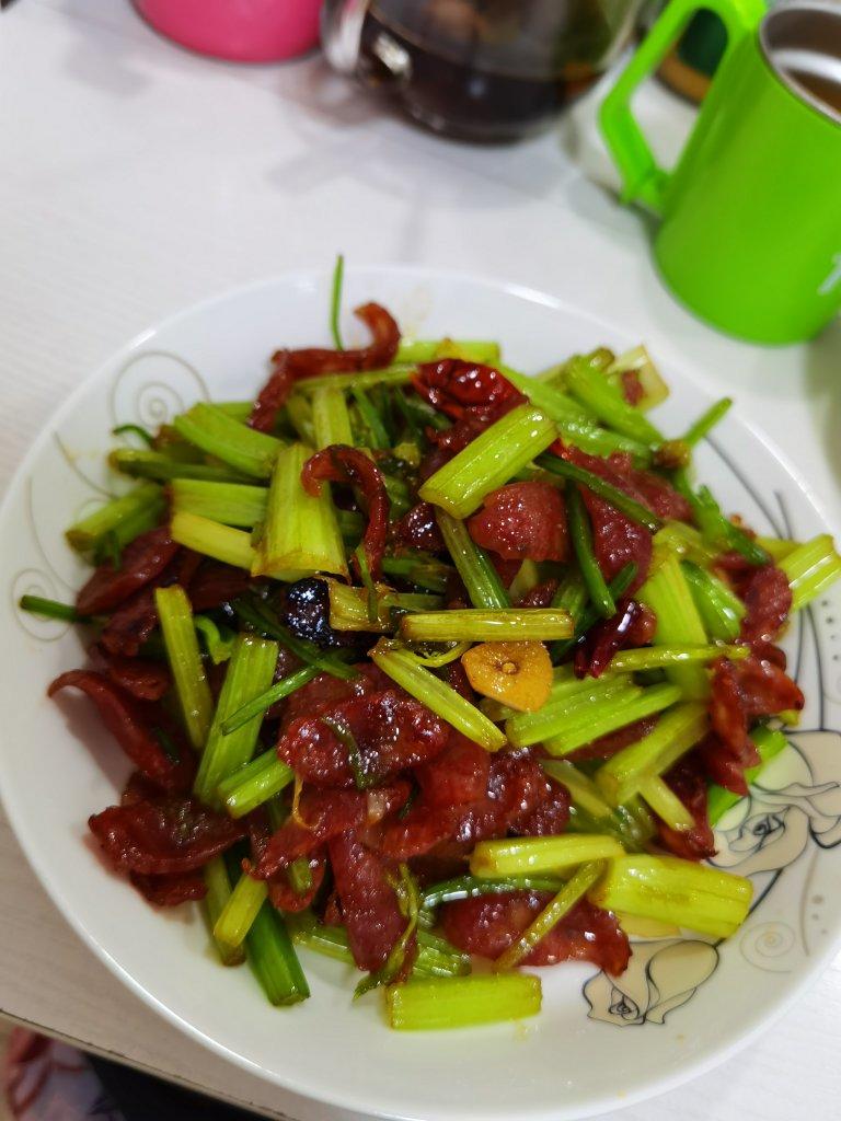 超下饭的香芹炒腊肠