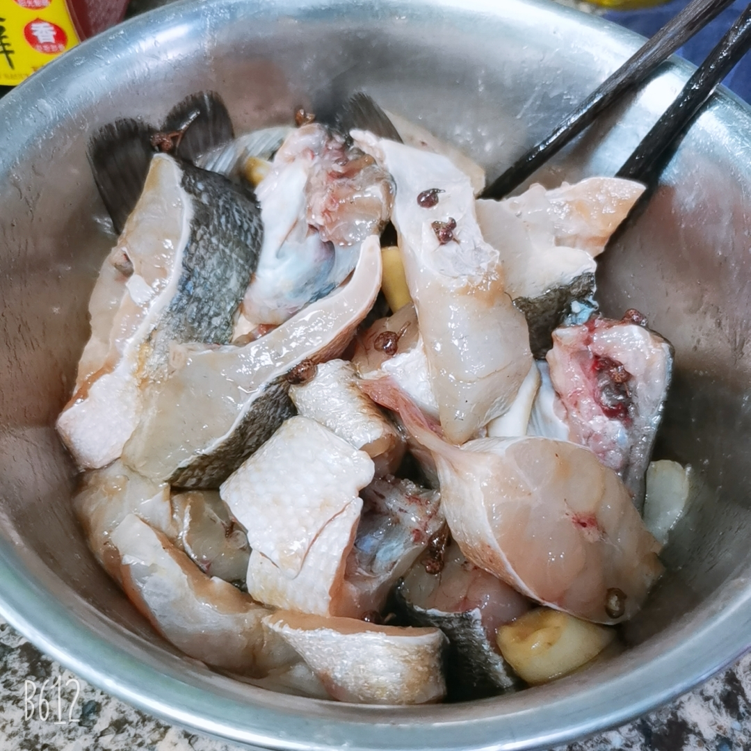 干锅鲈鱼的做法 步骤1