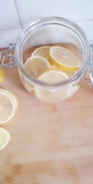 蜂蜜腌柠檬的做法 步骤4