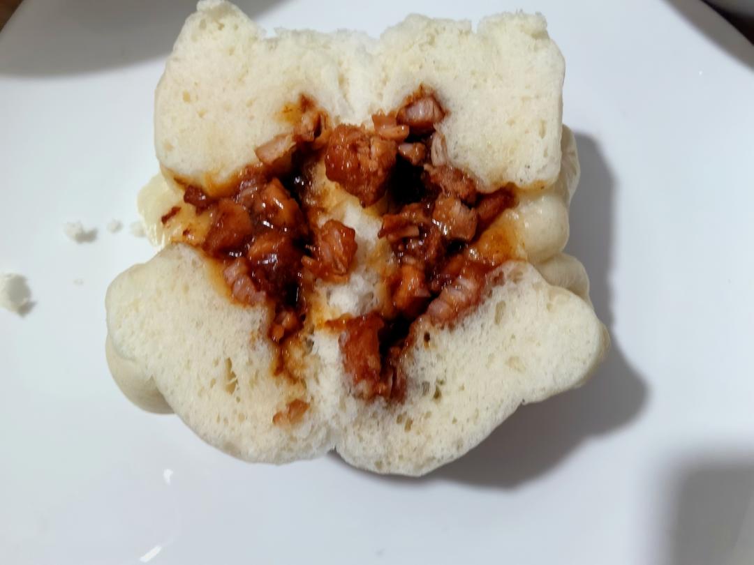 云朵般松软爆浆蜜汁叉烧包