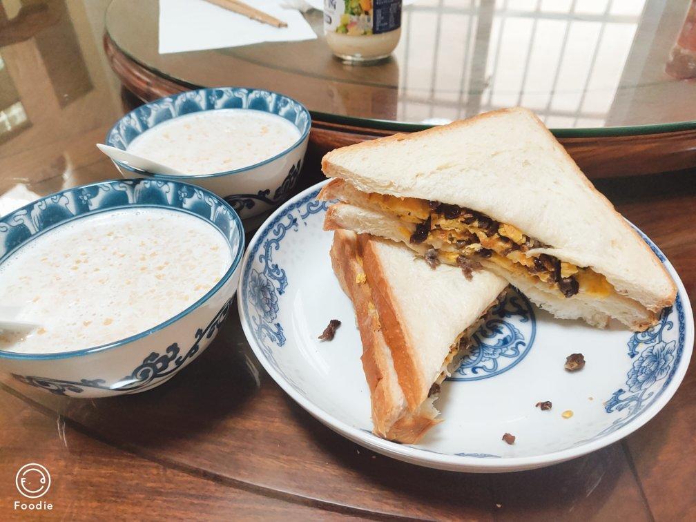 鸡蛋牛肉三明治