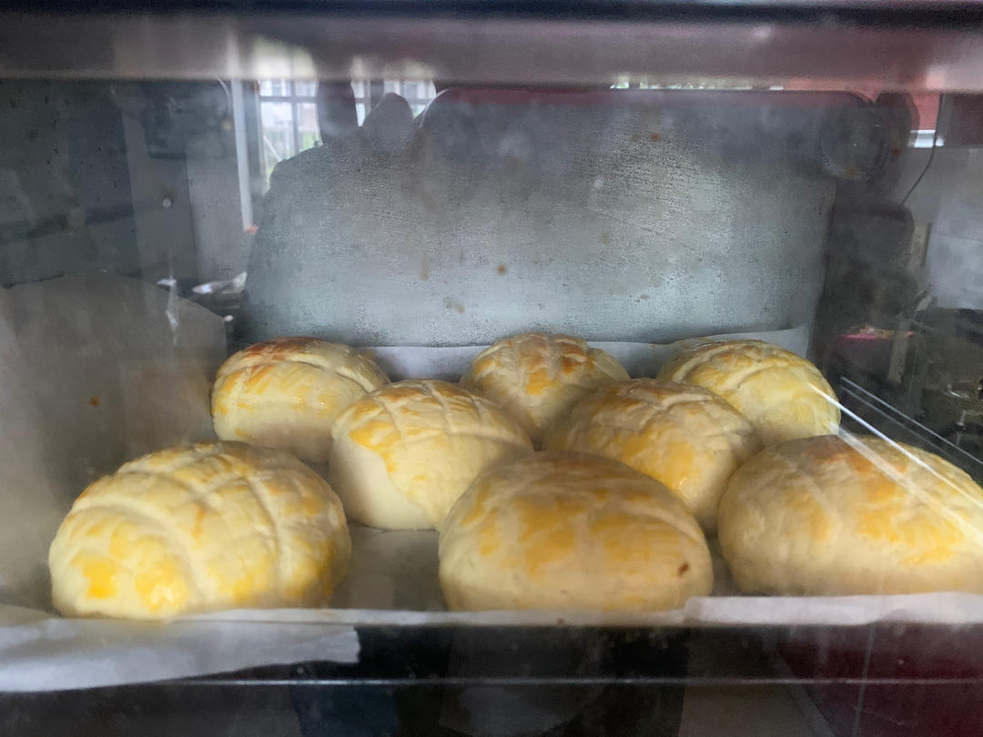 好吃到炸裂的港式菠萝包（附带制作酥皮的小视频）