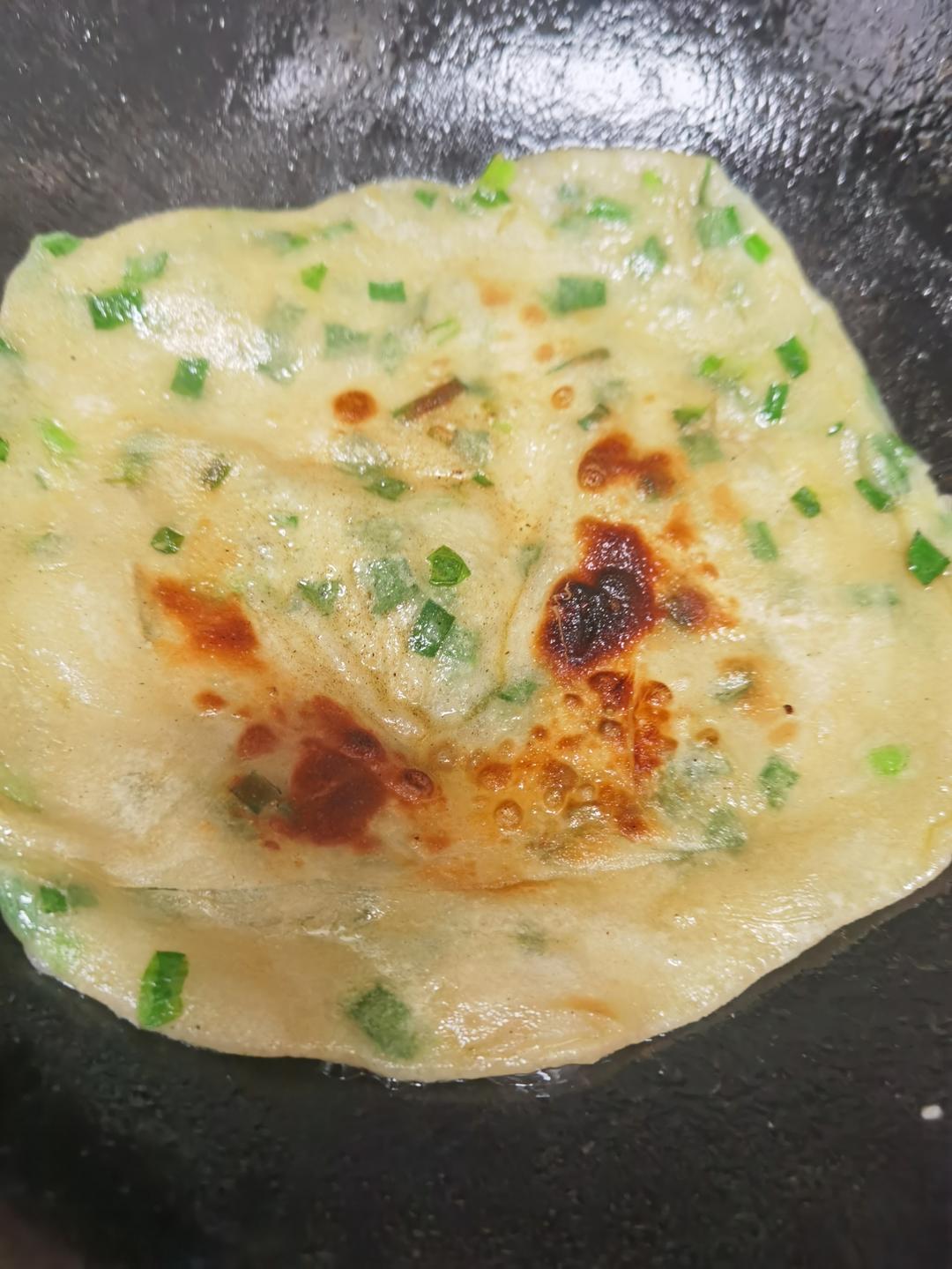 家常葱油饼 柔软多层 凉了也不硬 附细节视频详解