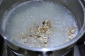 松茸香米粥的做法 步骤2