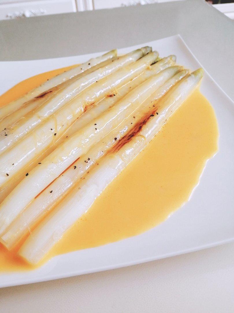 白芦笋配荷兰奶油酱 White Asparagus with Hollandaise Sauce