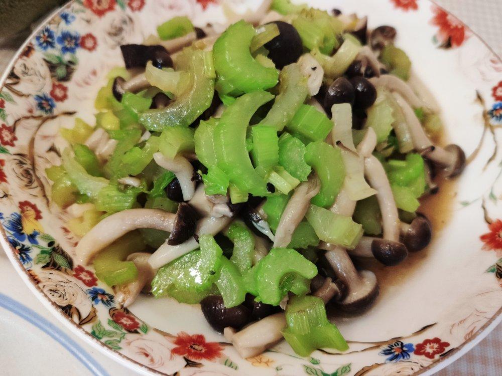 蚝油西芹炒蟹味菇（降脂减肥.养颜美容.养血补虚）