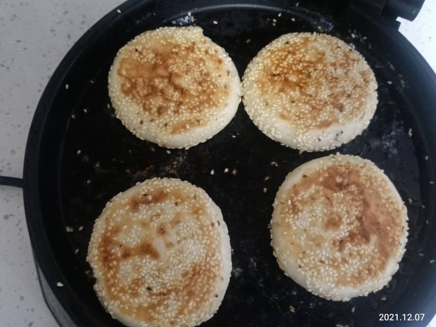 芝麻豆沙糯米饼 新手零失败 快手面食 软糯香甜 附细节视频详解