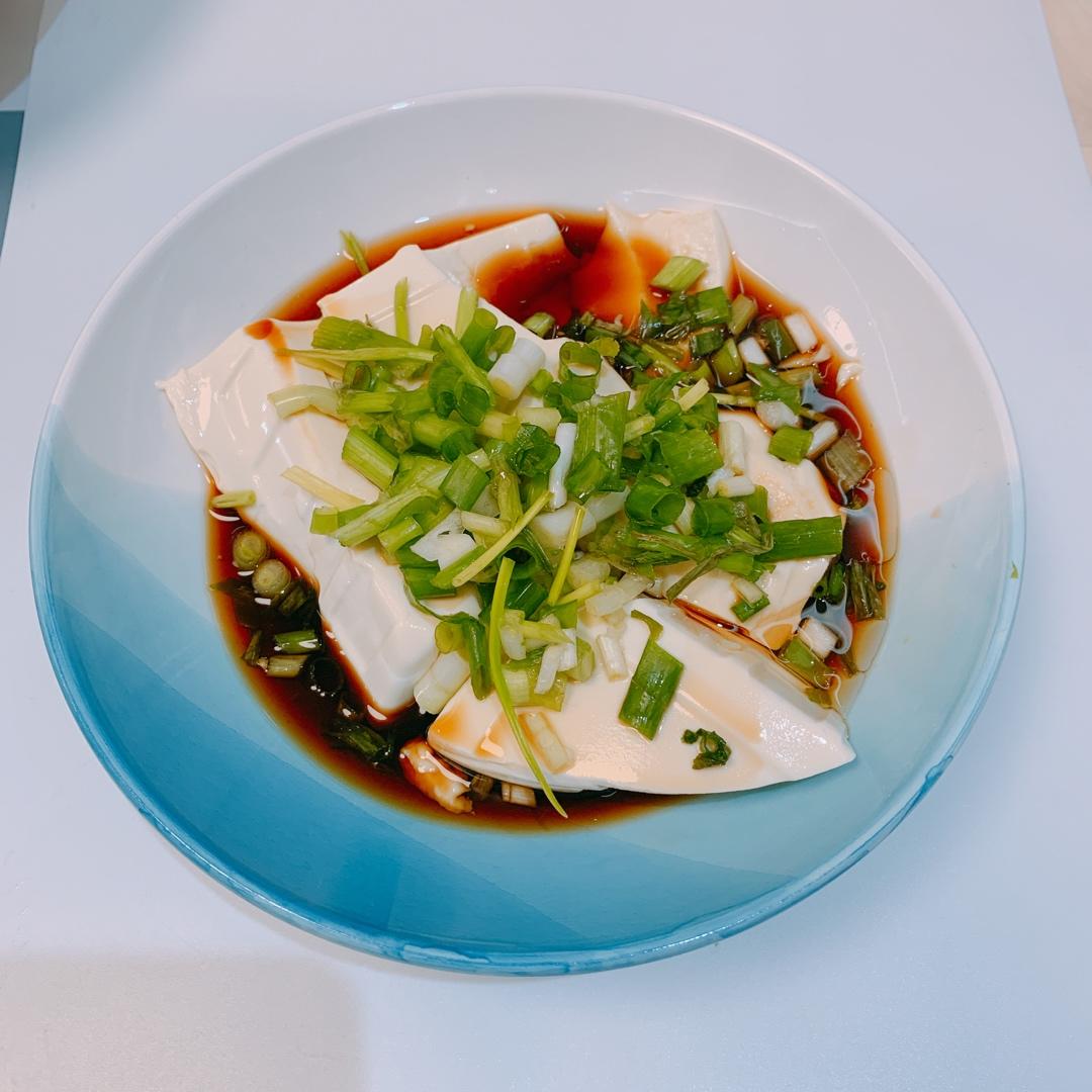 夏季快手菜～凉拌小葱豆腐