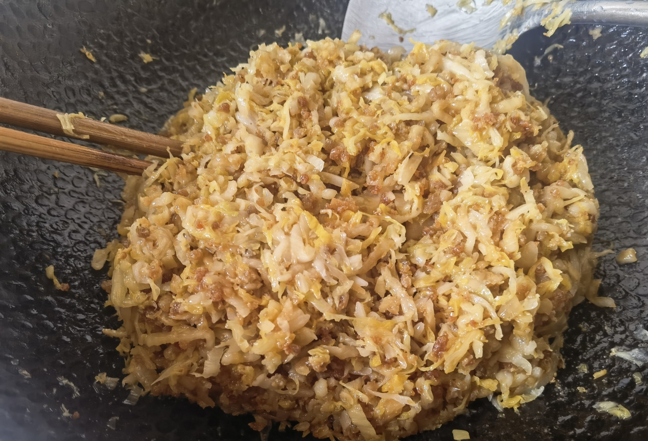 玉米面酸菜蒸饺的做法 步骤5