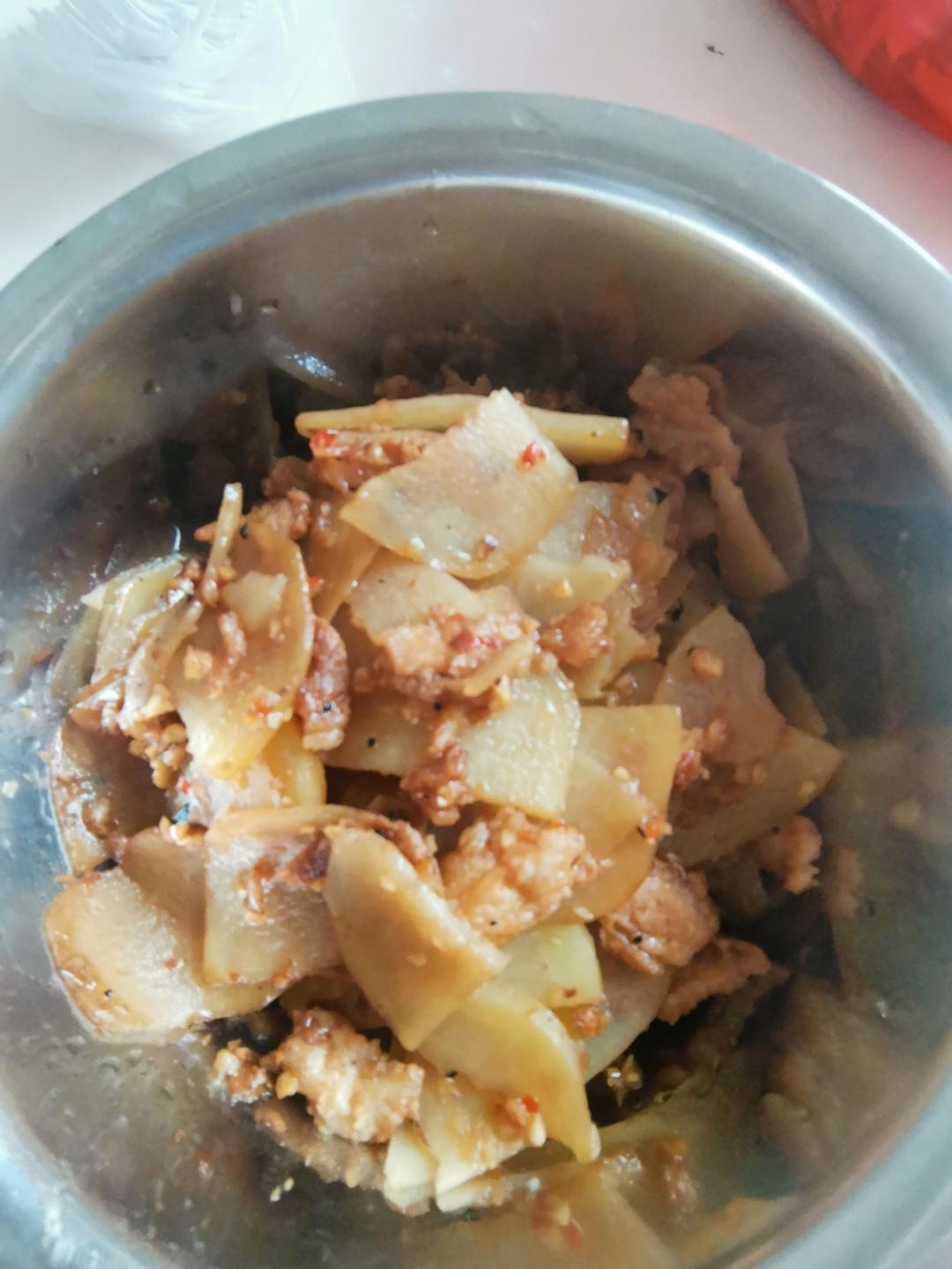 五花肉干煸土豆片