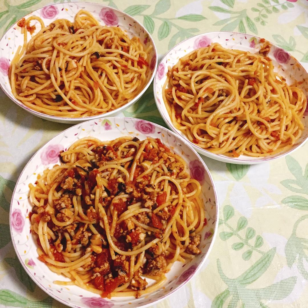 蕃茄蘑菇肉酱意大利面