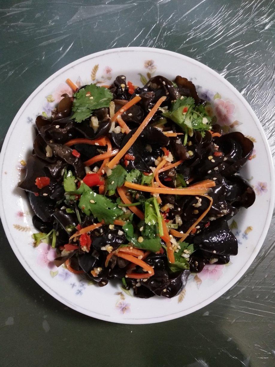 柳汤依做的凉拌胡萝卜黑木耳