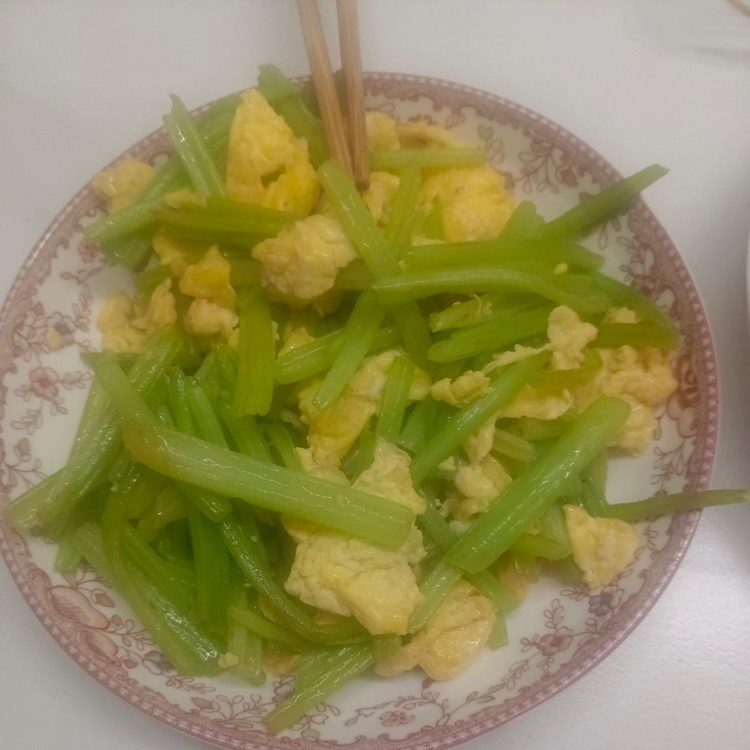 芹菜炒鸡蛋