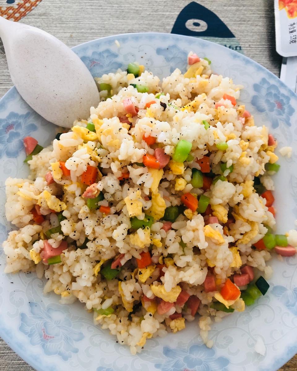 胡萝卜黄瓜鸡蛋炒饭