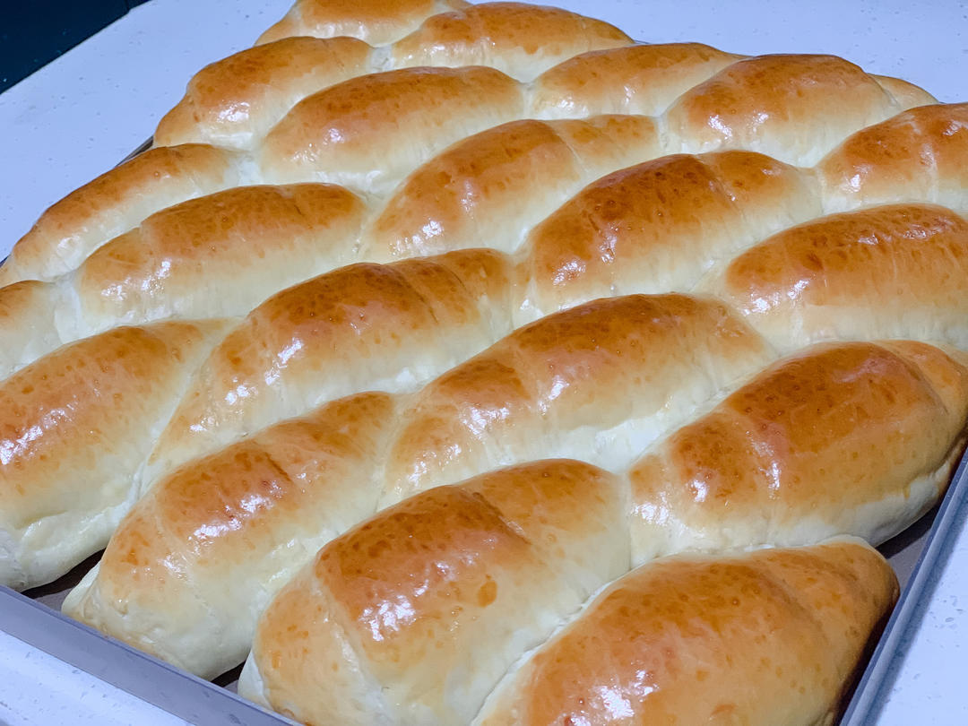 又香又软又拉丝，咬一口奶香十足！超治愈的淡奶油波兰种小餐包
