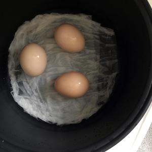 电饭煲煮鸡蛋的做法 步骤1