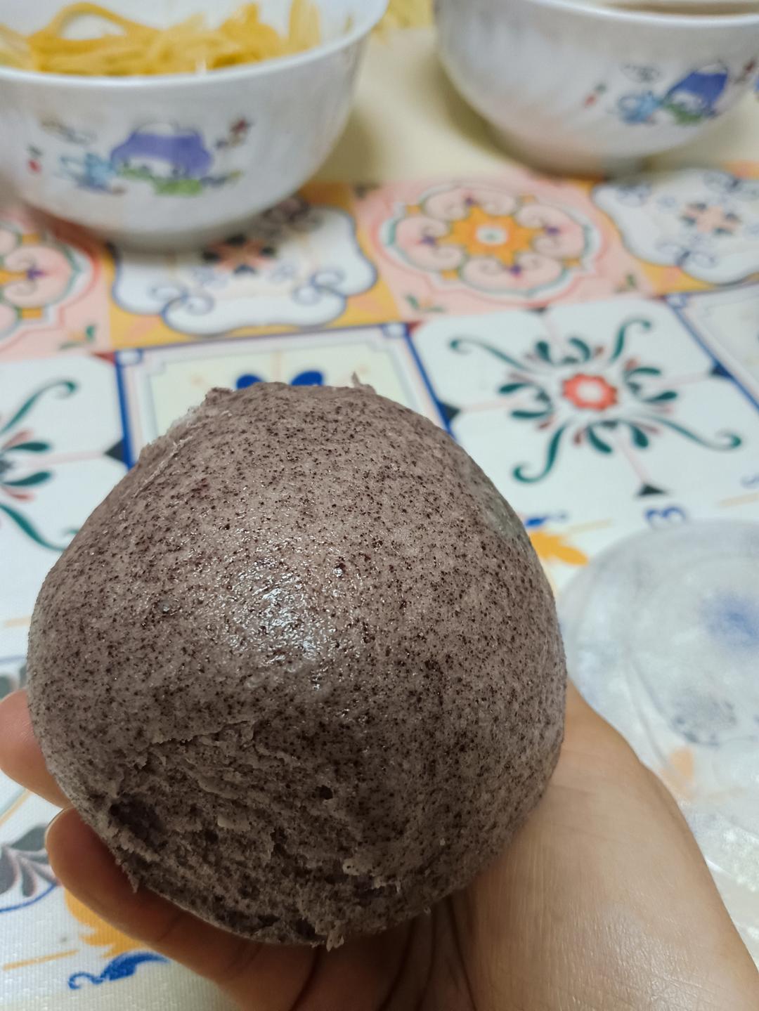 香喷喷的奶香黑米大馒头~~