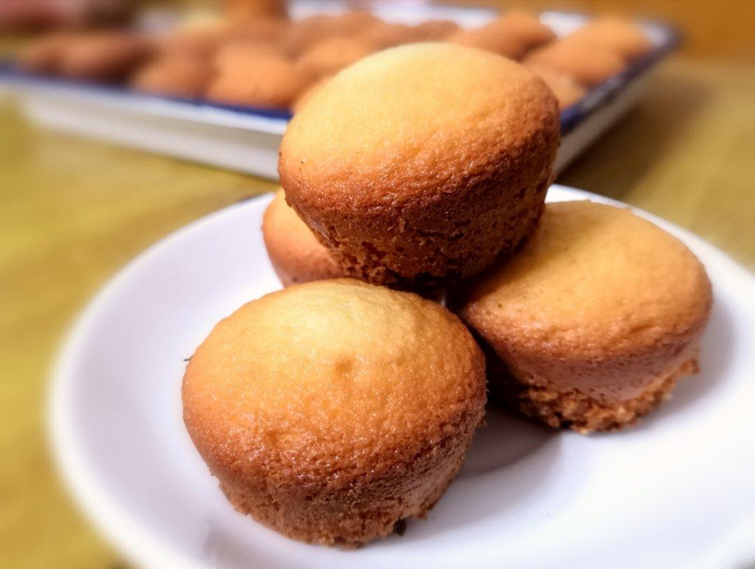 月残做的脆皮小蛋糕,外脆内软,记忆中老式蛋糕的味道.