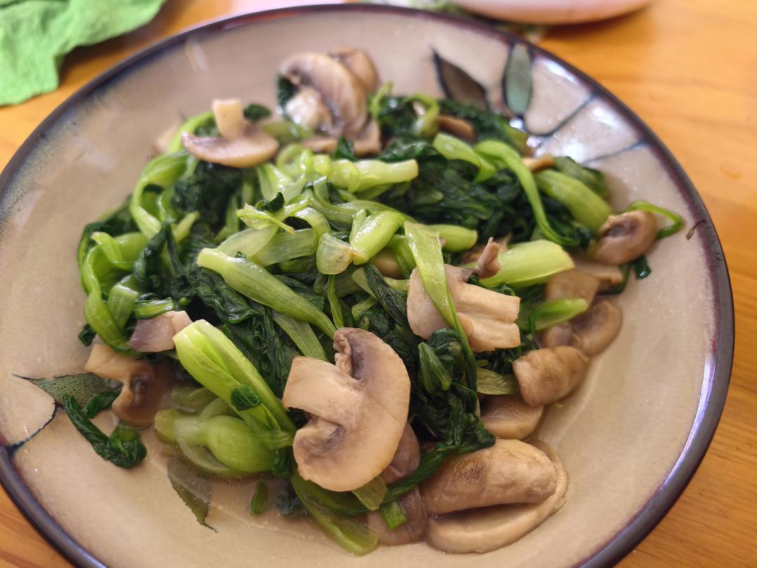 鲜美的口蘑炒青菜