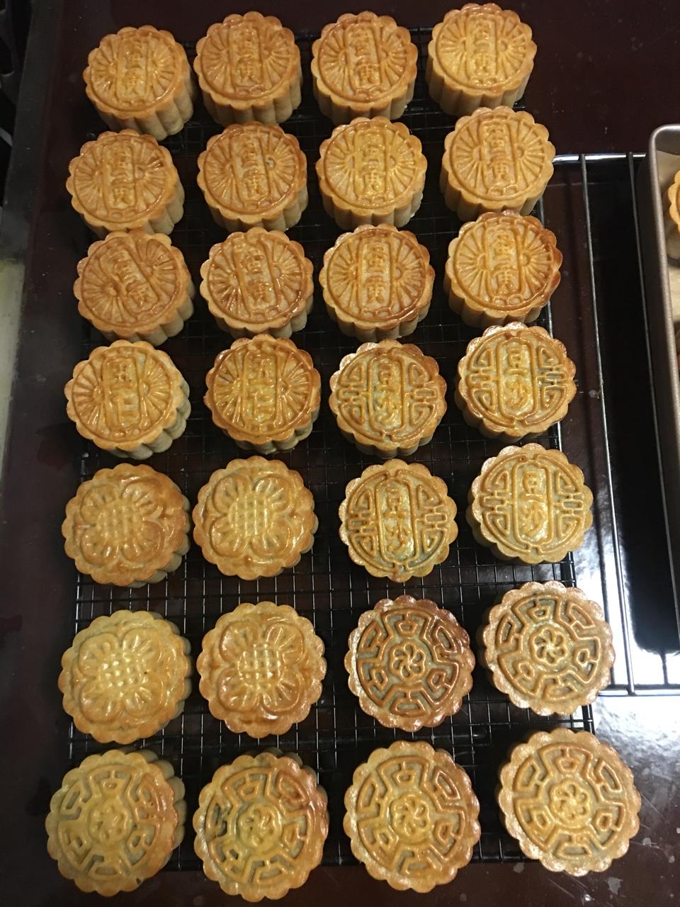 广式月饼—蛋黄芝麻月饼