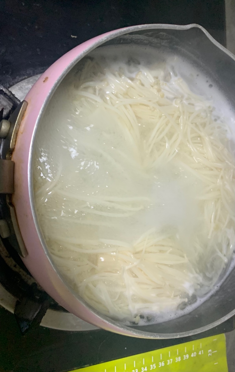 快手菜 口味捞 酸汤肥牛米线的做法 步骤2