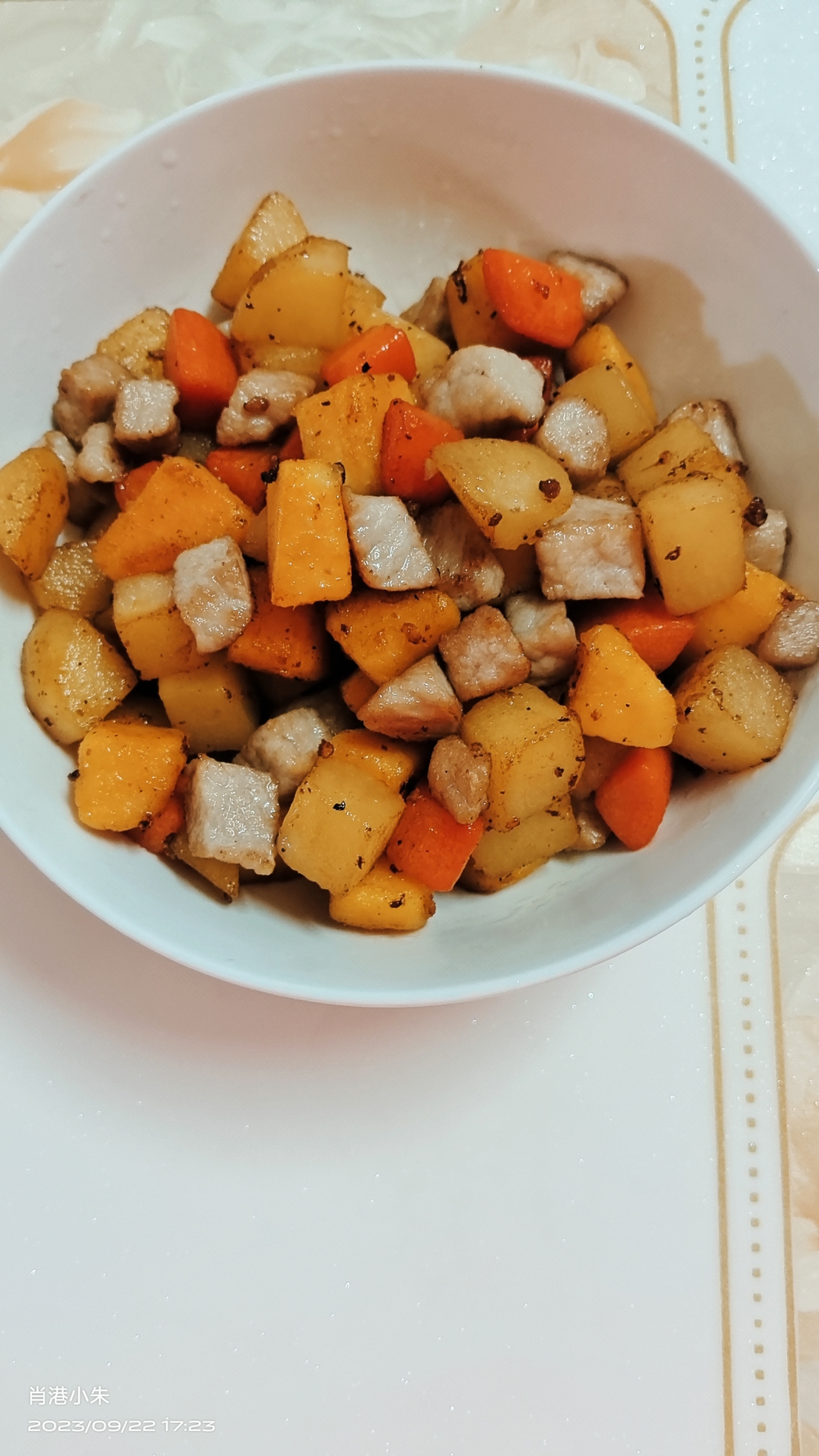 土豆红薯胡萝卜肉粒的做法