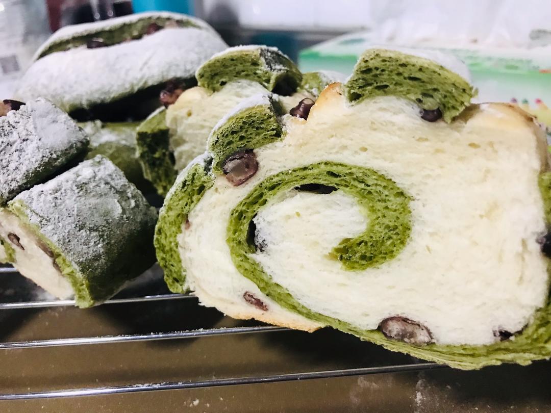 抹茶双色哈斯面包，红豆欧包