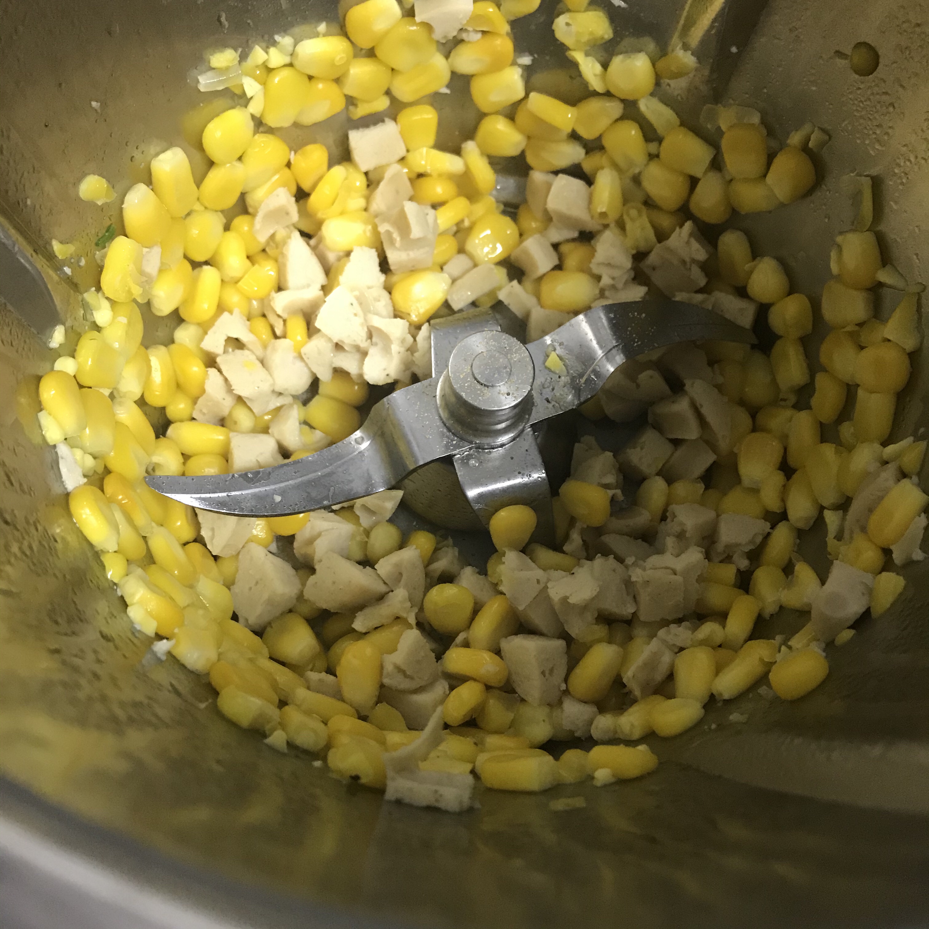 减脂餐肉肠炒玉米的做法 步骤4