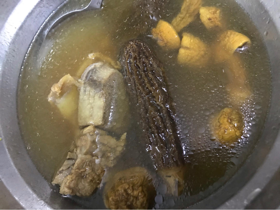羊肚菌姬松茸排骨汤