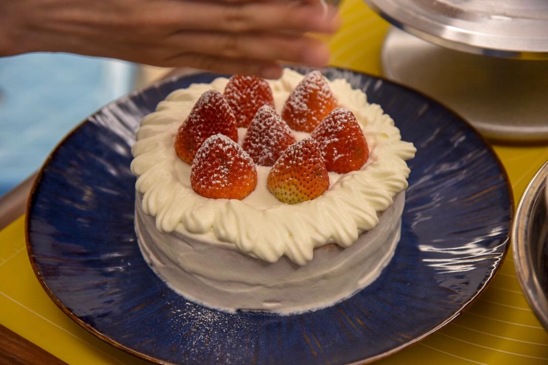 草莓奶油蛋糕/基础戚风胚，徒手脱模剖片及抹面挤花/「戚风及其衍生」烘焙视频蛋糕篇1