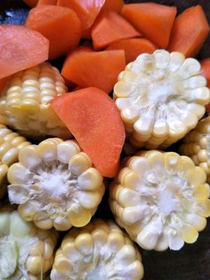 玉米红萝卜骨头汤的做法 步骤3