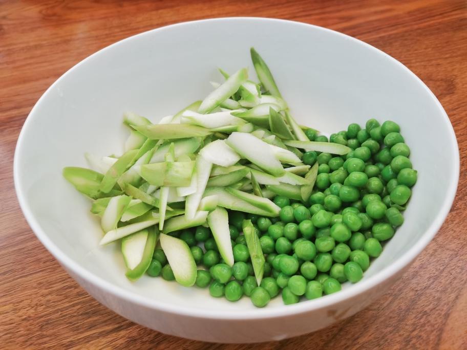 小美锅家宴之热菜（2）：芦笋青豆炒虾仁的做法 步骤1