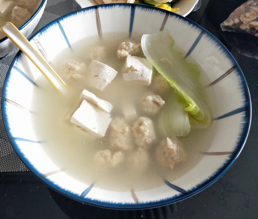 白菜豆腐丸子汤的做法