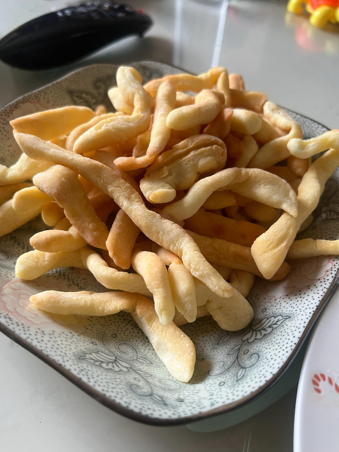 两个鸡蛋一碗面粉，不添加，制作简单的炸面条