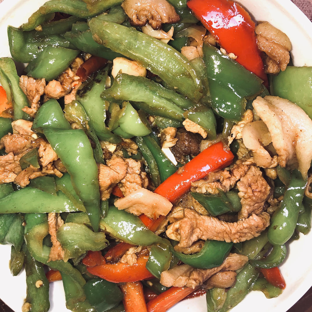 经典的家常菜，青椒炒肉丝，简单的食材也能做出如此美味