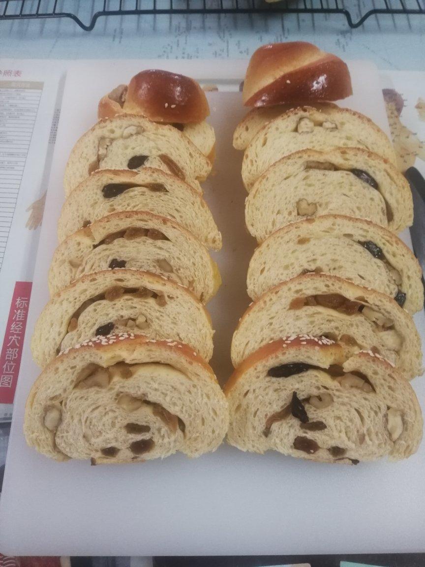 风靡代购店的新疆果仁大列巴