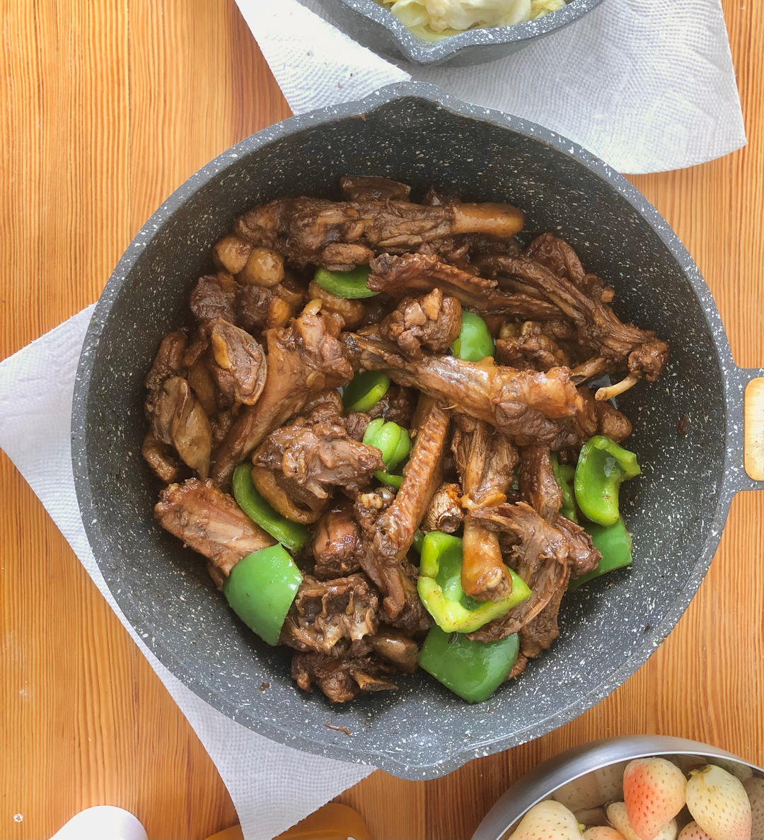 传统正宗的啤酒鸭配方和做法，鲜嫩香浓，只需炒千万不要焯水