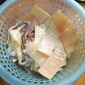 鱿鱼干炒西兰花—大排档风味及处理鱿鱼干的技巧的做法 步骤1