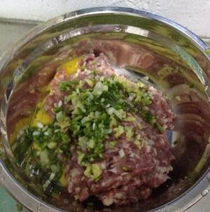 芹菜猪肉水饺的做法 步骤2