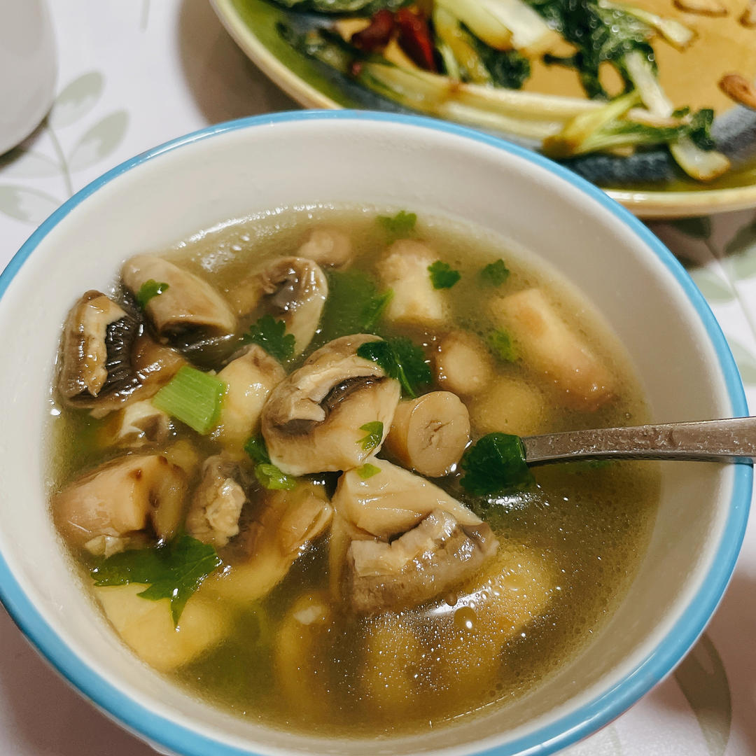 鲜掉眉毛口蘑汤