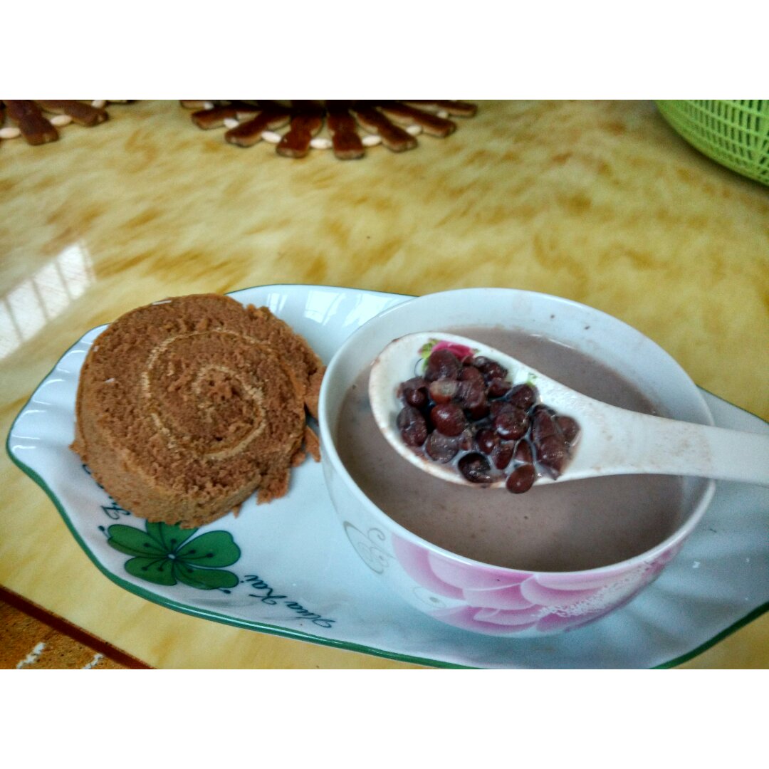 红枣红豆薏仁牛奶粥