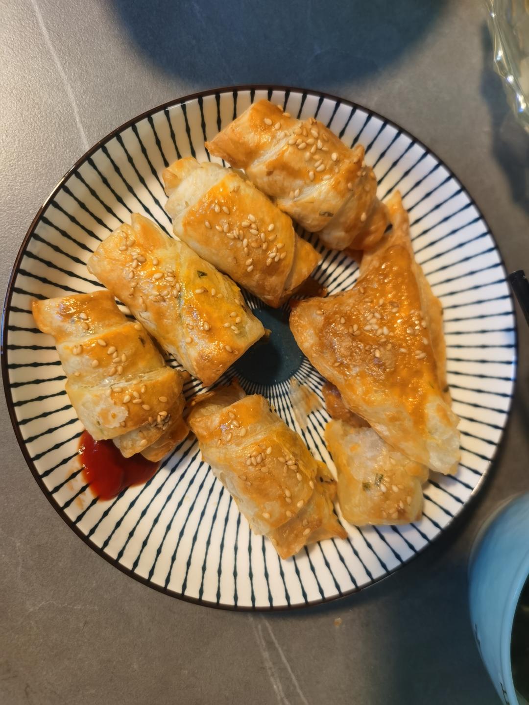 香肠酥皮卷：手抓饼皮还能这样吃，不用和面快速搞定早餐