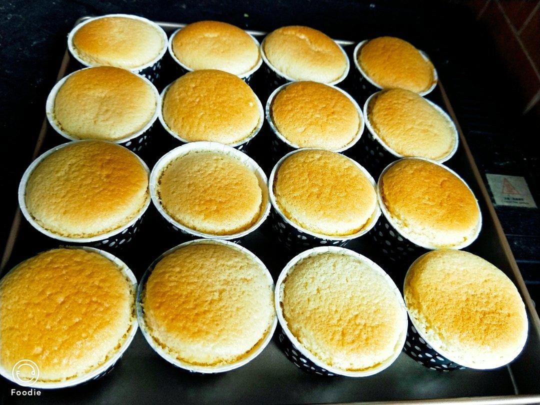 全蛋法打发原味海绵杯子蛋糕