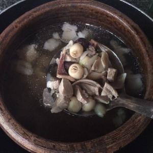 百合莲子红枣瘦肉汤的做法 步骤3