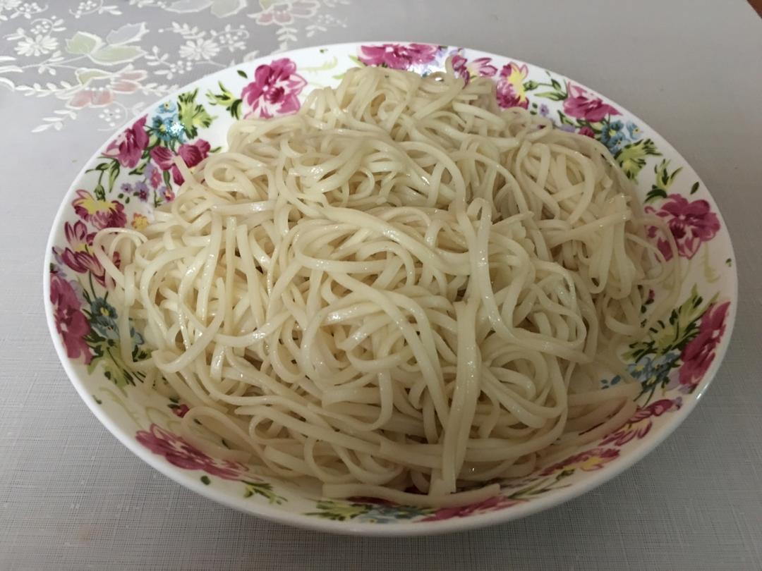 kilo_jin做的香菇面筋/青椒肉丝浇头冷面