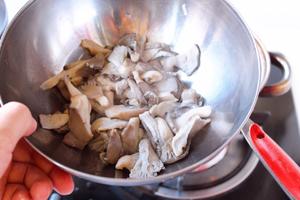 烧烤味素炒蘑菇的做法 步骤2