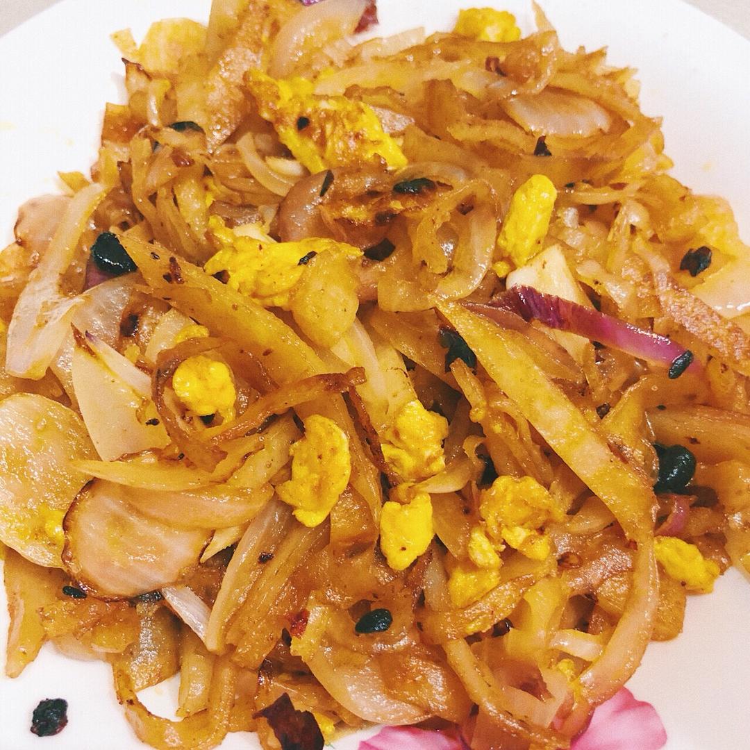 青草味的扣肉妞妞做的老干妈炒饼